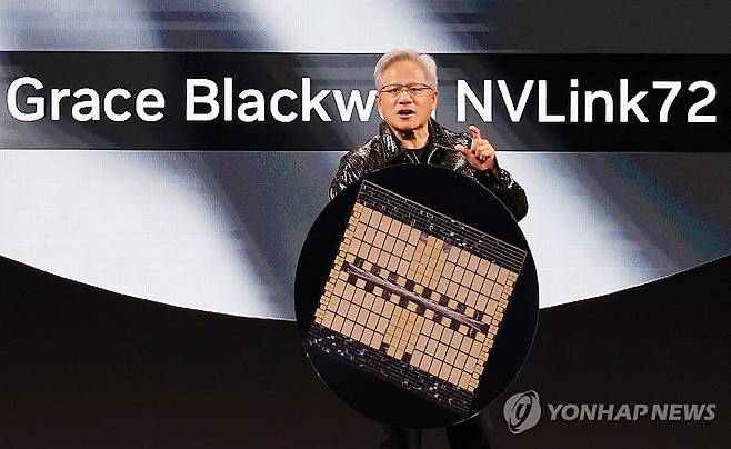 그레이스 블랙웰 NVLink72 소개하는 젠슨 황 (라스베이거스=연합뉴스) 신현우 기자 = 세계 최대 가전·정보기술(IT) 전시회 CES 2025 개막을 하루 앞둔 6일 오후(현지시간) 미국 네바다주 라스베이거스 만달레이베이 컨벤션센터 내 미셀로브 울트라 아레나(Michelob Ultra Arena)에서 젠슨 황 엔비디아 최고경영자(CEO)가 기조연설하고 있다. 2025.1.7 nowwego@yna.co.kr
