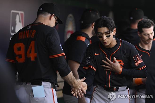 악수하는 이정후(오른쪽) [AP=연합뉴스]