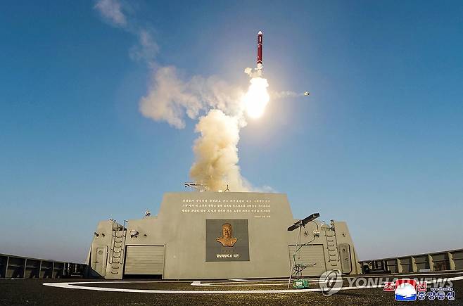 북, 최현호 첫 무장 시험사격…김정은 "해군 핵무장화 가속화" (평양 조선중앙통신=연합뉴스) 북한 김정은 국무위원장이 신형 '다목적구축함' 최현호(號) 진수 사흘 만에 진행된 첫 무장 시험사격을 참관하고 '해군의 핵무장화'에 속도를 내라고 지시했다. 미사일총국, 국방과학원, 탐지전자전총국이 구축함 최현호에 탑재된 무장체계의 성능 및 전투 적용성 시험에 착수했다고 조선중앙통신이 30일 보도했다. 2025.4.30  
 [국내에서만 사용가능. 재배포 금지. For Use Only in the Republic of Korea. No Redistribution] nkphoto@yna.co.kr