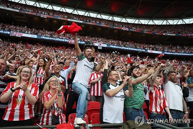 선덜랜드의 EPL 승격을 기뻐하는 팬들 [로이터=연합뉴스]