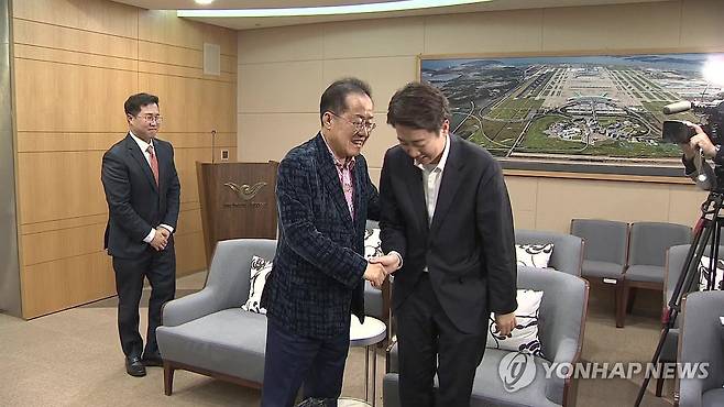 이준석 후보-홍준표 전 시장 회동 (서울=연합뉴스) 미국으로 출국하는 홍준표 전 대구시장이 10일 인천국제공항 귀빈실에 배웅 나온 개혁신당 이준석 대선 후보를 만나고 있다. 2025.5.10 [연합뉴스TV 캡처. 재판매 및 DB금지] photo@yna.co.kr