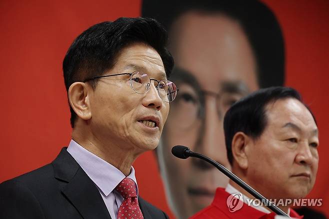 김문수 후보, 국방공약 발표 (계룡=연합뉴스) 박동주 기자 = 국민의힘 김문수 대선 후보가 25일 충남 계룡시 계룡 병영체험관에서 국방공약을 발표하고 있다. 2025.5.25 pdj6635@yna.co.kr