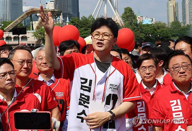 한동훈, 김문수 후보 지원유세 (서울=연합뉴스) 국민의힘 한동훈 전 대표가 25일 서울 송파구 일대에서 김문수 대선 후보 지원유세에 나서고 있다. 2025.5.25 [한동훈 전 대표 측 제공. 재판매 및 DB 금지] photo@yna.co.kr