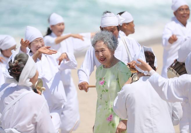 영화 '청명과 곡우 사이'에서 장례식 장면 촬영 중인 배우 박정자 [촬영 류호준]