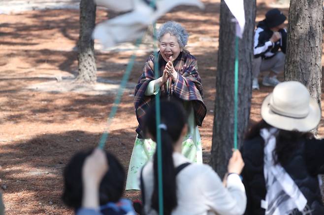 영화 '청명과 곡우 사이'에서 장례식 장면 촬영 중인 배우 박정자 [촬영 류호준]