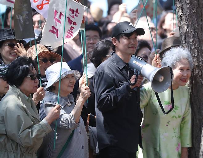 영화 '청명과 곡우 사이'에서 장례식 장면 촬영 중인 배우 박정자와 유준상 감독 [촬영 류호준]