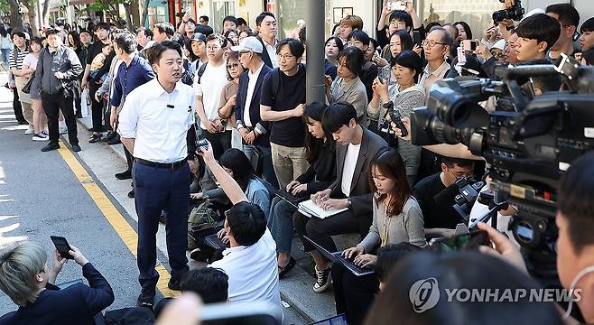 본격적인 유세 앞서 발언하는 이준석 후보 (서울=연합뉴스) 김성민 기자 = 개혁신당 이준석 대선후보가 25일 서울 종로구 종묘 인근 서순라길에서 거리 유세에 앞서 취재진 앞에서 발언하고 있다. 2025.5.25 ksm7976@yna.co.kr