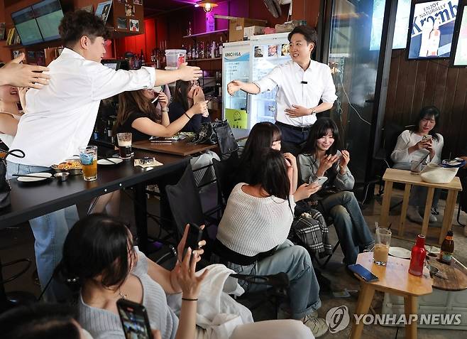 시민들과 인사하는 이준석 대선후보 (서울=연합뉴스) 김성민 기자 = 개혁신당 이준석 대선후보가 25일 서울 종로구 종묘 인근 서순라길 한 매장에서 시민들과 인사하고 있다. 2025.5.25 ksm7976@yna.co.kr