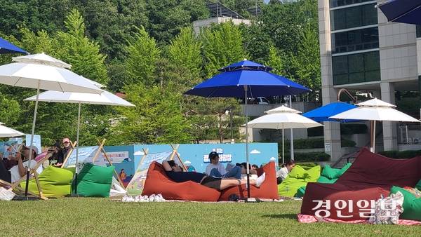 경기도 북부청사의 ‘책 읽는 경기평화광장’ 행사에서 시민들이 책을 읽고 있다. 2025.5.25 /오수진기자 nuri@kyeongin.com
