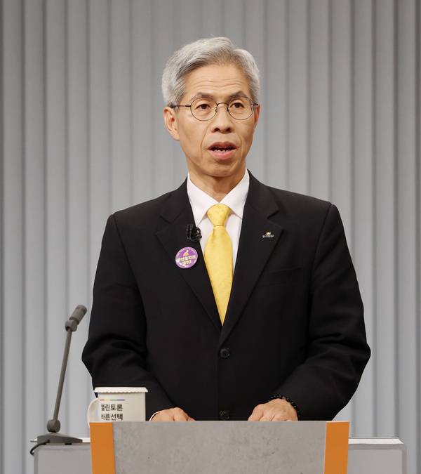 민주노동당 권영국 대선후보가 23일 서울 여의도 KBS 스튜디오에서 열린 제21대 대선 2차 후보자 토론회를 준비하고 있다. 2025.5.23 /연합뉴스