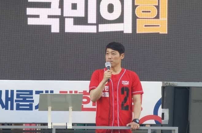 ▲ 이용창 인천시의원이 최근 선거 유세차량에서 국민의힘 대선 후보 지지를 호소하고 있다. /사진제공=이용창 시의원