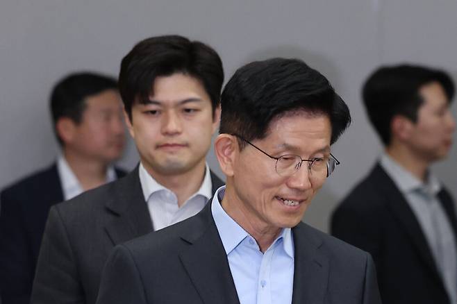 ▲&nbsp;국민의힘 김문수 대선 후보가 26일 경기 평택시 삼성전자 평택캠퍼스를 방문해 김용태 비대위원장과 함께 간담회실로 들어서고 있다. /연합뉴스