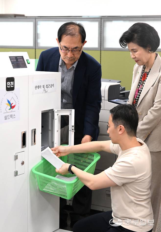 제21대 대통령선거 선상투표가 시작된 26일 인천시 미추홀구 인천시선거관리위원회에서 정당추천위원들이 지켜보는 가운데 선관위 직원이 선상투표지를 쉴드팩스로 접수 받고 있다.정선식기자