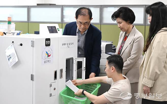 제21대 대통령선거 선상투표가 시작된 26일 인천시 미추홀구 인천시선거관리위원회에서 정당추천위원들이 지켜보는 가운데 선관위 직원이 선상투표지를 쉴드팩스로 접수 받고 있다.정선식기자