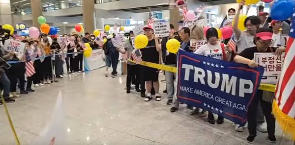 지난 25일 오후 인천공항 출국장에 모인 보수단체 회원들 모습 [사진 = 유튜브 갈무리]