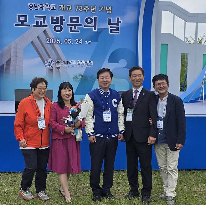 사진 왼쪽부터 정상신 희망과 미래교육연구소 대표(영어영문과 81), 한성일 중도일보 국장(국어국문학과 86), 김정겸 충남대학교 총장(교육학과 82), 한기온 충남대 총동창회장(계산통계 78), 박찬인 충남대 명예교수(불어불문학과 77)가 기념사진을 찍고 있다.