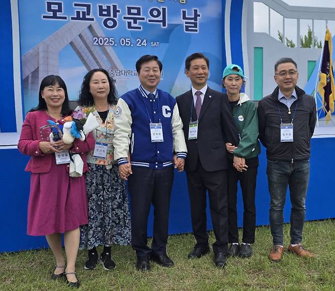 사진 왼쪽부터 한성일 중도일보 국장, 조근희 대전보건환경연구원 식의약연구부장(수의학과 85), 김정겸 충남대 총장, 한기온 충남대 총동창회장, 조희수 서구청 공무원, 정주영 충남대 수의과대학장.