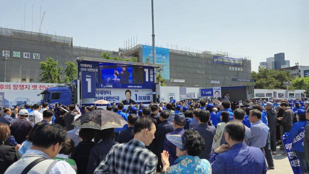 5·18민주광장에서 열린 이재명 더불어민주당 대선 후보 유세에 지지자들이 모여 있다.