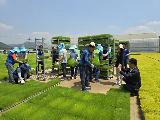 전남 화순군 천운농협이 고령화로 심화하는 농촌 인력난에 대응하기 위해 '청년농업인 이익공유제'를 도입하고, 청년 인력 유입과 정착을 위한 실질적 지원에 나섰다. /화순 천운농협 제공