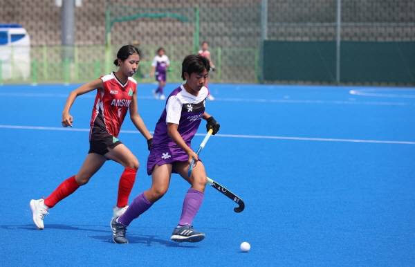 26일 김해하키경기장에서 열린 경남(김해여중) 대 대구(안심중) 준결승 경기에서 경남팀(보라색)이 드리블을 하며 수비를 돌파하고 있다. / 경남체육회