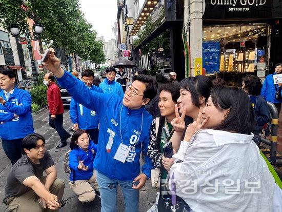 ▲ 지난 24일 더불어민주당은 박찬대 원내대표가 울산을 방문해 시민들에게 이재명 후보의 지지를 호소했다. 김도현기자 do@ksilbo.co.kr