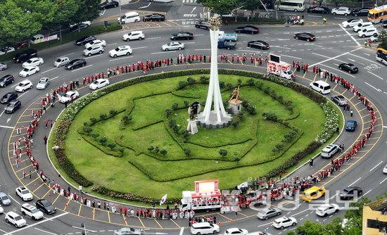 ▲ 지난 23일 국민의힘은 공업탑을 둘러싼 채 집중유세를 벌였다. 김도현기자 do@ksilbo.co.kr