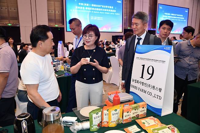 양금희 경북도 경제부지사가 지난 21일 ‘한국-중국 미래협력플라자’ 행사에 참가한 경북도 무역사절단의 상품을 둘러보고, 기업 관계자와 중국 시장 진출을 위한 지원 등을 논의하고 있다./경북도 제공