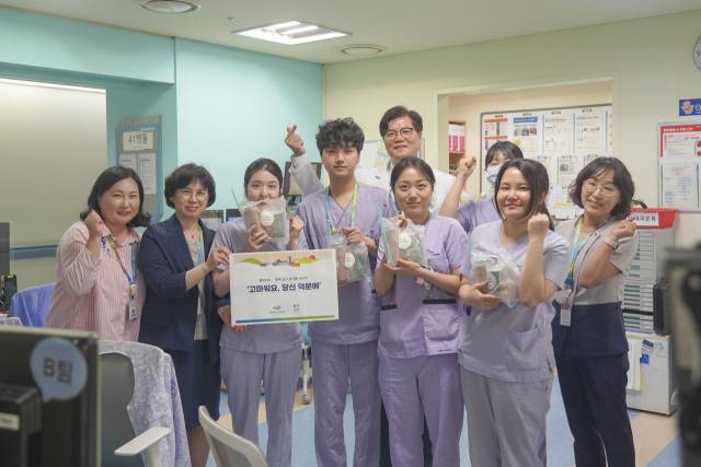 양산부산대병원은 지난 20일 병원 내 녹지공간에서 ‘건강둘레길 행복데이’ 행사를 개최했다고 26일 밝혔다. 양산부산대병원 제공