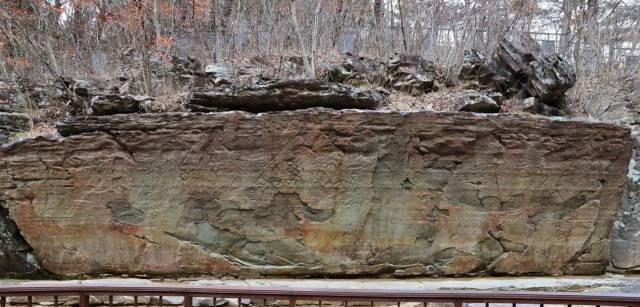 문화재청이 울산 울주군 ‘반구천의 암각화’를 2025년 유네스코 세계유산으로 등재하기 위해 신청서를 제출했다. 사진은 국보로 지정된 울주 천전리 각석. 울산시 제공