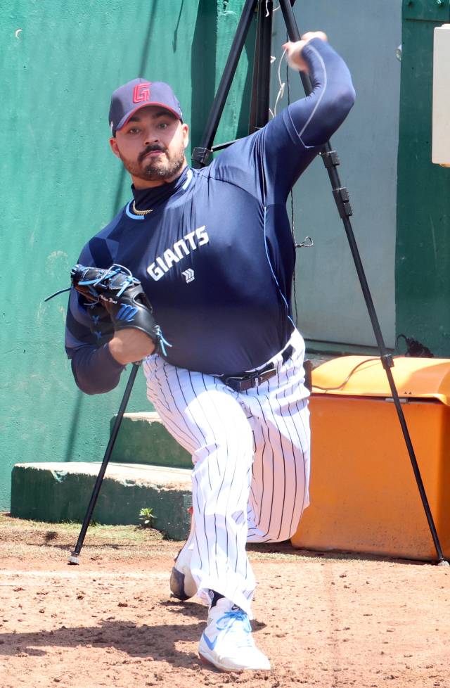 27일 삼성 라이온즈전에서 KBO리그 데뷔전을 갖는 롯데 자이언츠의 새로운 외국인 투수 알렉 감보아가 불펜 피칭을 하고 있다. 연합뉴스