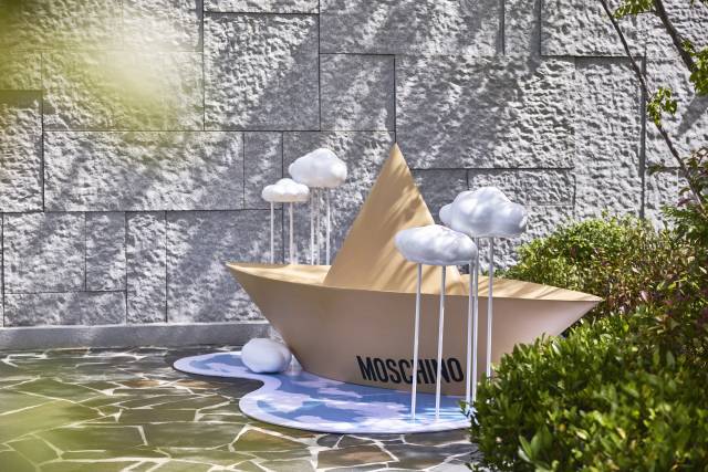 모스키노와 협업해 새 단장한 부산롯데호텔 야외 수영장. 부산롯데호텔 제공