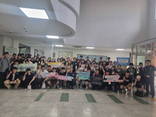 경산경찰서가 26일 지역대학교 축제 현장을 찾아 '마약 이용 성범죄 예방 캠페인'을 펼쳤다. 마약예방캠페인. 경산경찰서.