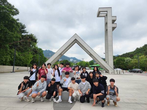 예천군 지보중학교(교장 홍명선)가 지난 21일 전교생을 대상으로 서울대학교 탐방 및 대학생 멘토링 행사를 진행했다고 26일 밝혔다.