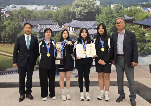 제54회 전국소년체전 사격 여중부 공기소총단체전에서 소중한 금메달을 따낸 선수들이 기념촬영하는 모습.사진 왼쪽부터 주지홍 경북사격연맹회장, 최예린, 정명빈, 이채원, 정예닮, 박현탁 포항시사격연맹회장.