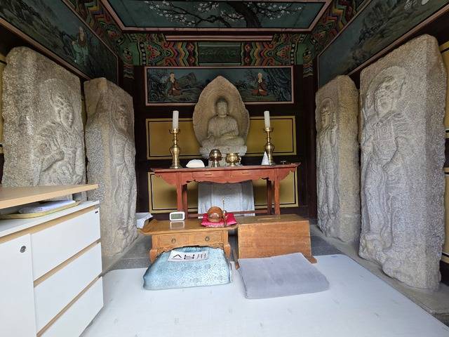 운문사로 중창되기 전 대작갑사의 흔적으로 남은 석조여래좌상과 석조 사천왕상.