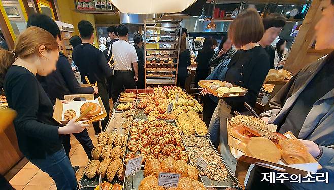 가심비를 내세워 대전 관광객 증가에 도움을 준 베이커리 전문점 성심당. DCC점에서 수많은 관광객들이 빵을 고르고 있다.