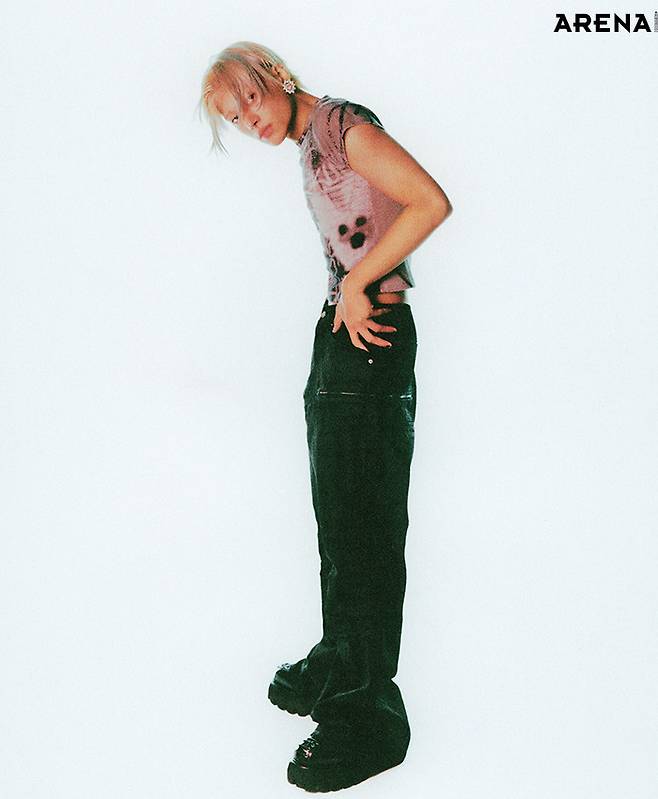 프린팅 티셔츠 산쿠안즈 by 샘플라스, 카고 팬츠·부츠·이어링 모두 스타일리스트 소장품.