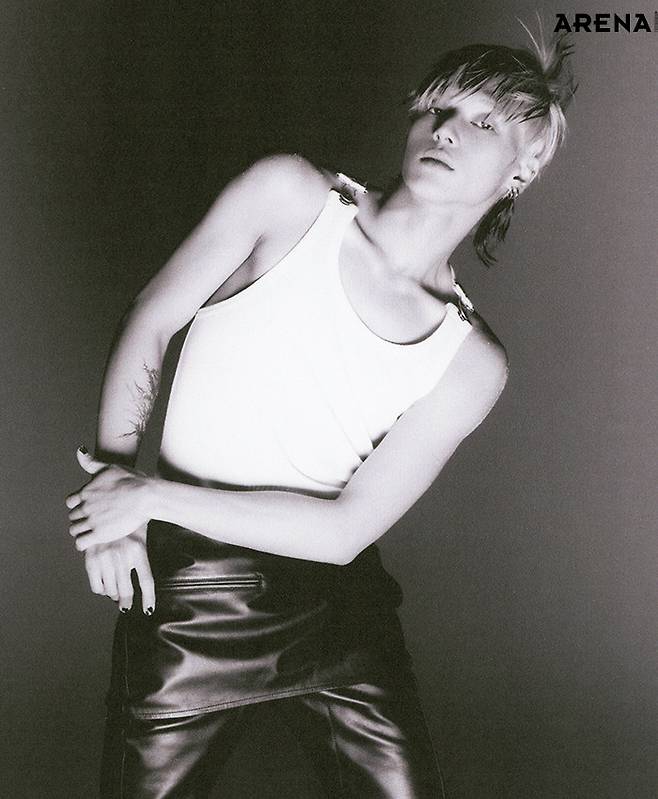 탱크톱 장 폴 고티에, 스커트를 레이어드한 레더 팬츠 꾸레쥬 제품.