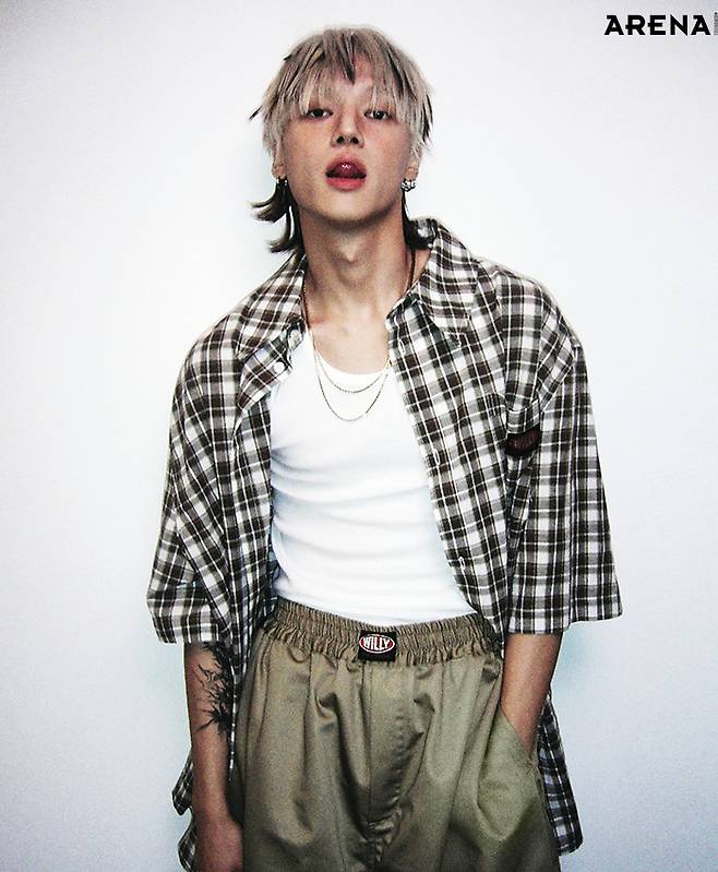 체크 셔츠·코튼 셔츠 모두 윌리 차바리아, 탱크톱·네크리스 모두 스타일리스트 소장품.