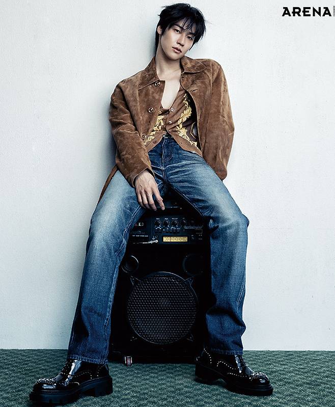 (승협) 카디건·스웨이드 코트·팬츠 모두 베르사체, 슈즈 크리스찬 루부탱 제품.