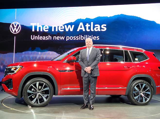틸 셰어(Till Scheer) 폭스바겐그룹코리아 사장이 신형 아틀라스와 함께 기념촬영을 하고 있다.