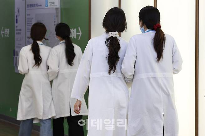 서울의 한 대학 병원에서 의료진이 이동하고 있다.(사진=이영훈 기자)