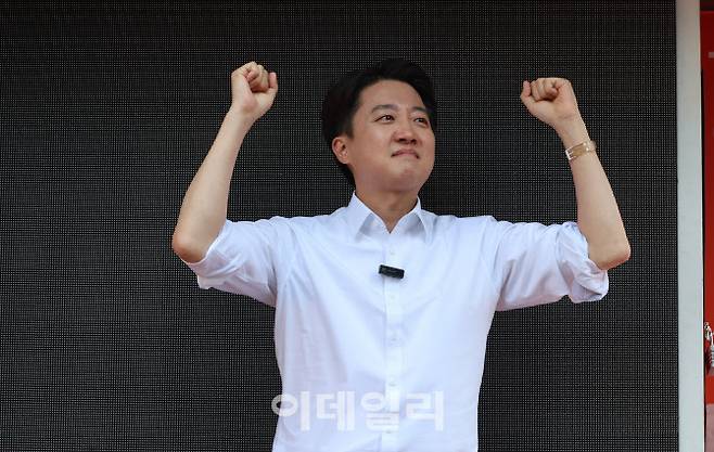 [이데일리 방인권 기자] 이준석 개혁신당 대선후보가 25일 서울 종로구 서순라길을 찾아 유권자에게 지지를 호소하고 있다.