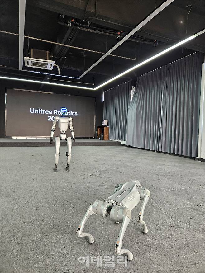 중국 항저우 유니트리 본사에 휴머노이드 로봇과 로봇 개 모델이 전시돼있다. (사진=이명철 특파원)