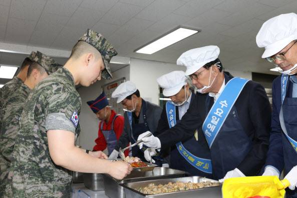 노동진 수협중앙회장(오른쪽 두번째)이 26일 해병대 사령부에서 장병 맞춤형 수산물 요리를 직접 배식하고 있다. (사진=수협중앙회)