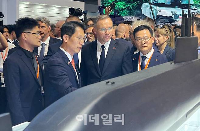 지난 해 9월 폴란드 키엘체에서 열린 ‘MSPO2024’에서 안제이 두다 폴란드 대통령(오른쪽에서 두 번째)이 한화 전시장을 방문해 한화오션 특수선해외사업단장 정승균 부사장(왼쪽에서 두 번째)과 한화에어로스페이스 손재일 대표(오른쪽 첫 번째)로부터 잠수함 관련 설명을 듣고 있다. (사진=한화)