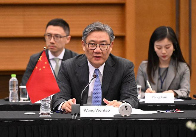 왕원타오(가운데) 중국 상무부장. (사진=AFP)