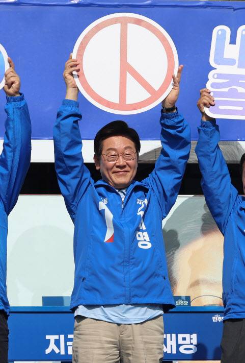 이재명 더불어민주당 대선 후보가 26일 경기 남양주시 평내호평역 광장에서 열린 유세에서 사전투표를 독려하는 패널을 들어 보이고 있다. (사진=연합뉴스)