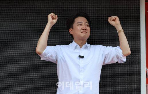 [이데일리 방인권 기자] 이준석 개혁신당 대선후보가 25일 서울 종로구 서순라길을 찾아 유권자에게 지지를 호소하고 있다.