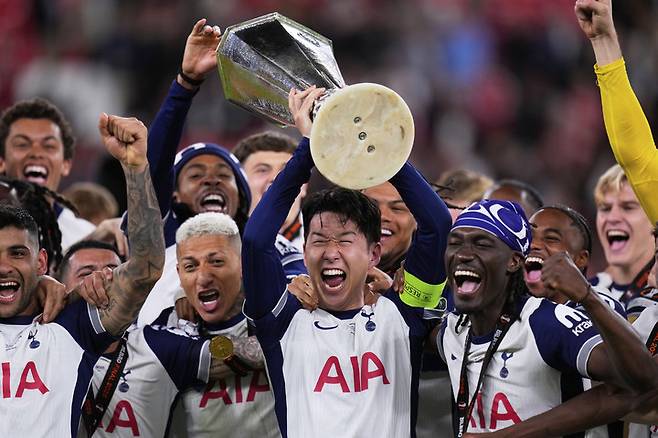 22일 유럽축구연맹(UEFA) 유로파리그(UEL) 우승 트로피를 들고 환호하는 토트넘 홋스퍼의 손흥민